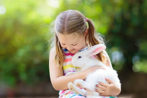 孩子与兔子。复活节兔子。儿童和宠物. — 图库照片
