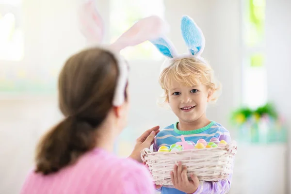 Moeder en kinderen, familie paaseieren kleuren. — Stockfoto