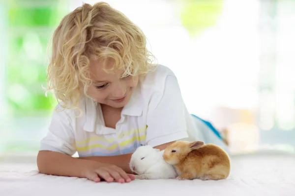 Kind met konijn. Paashaas. Kinderen en huisdieren. — Stockfoto