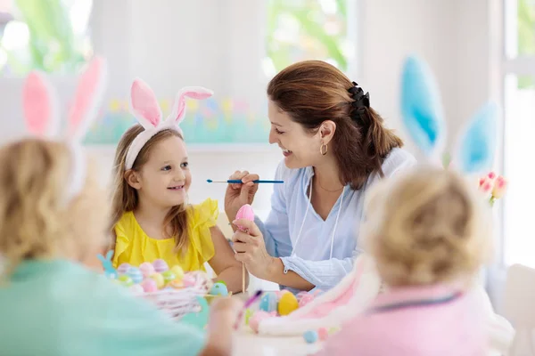 Mãe e filhos, família colorir ovos de Páscoa . — Fotografia de Stock