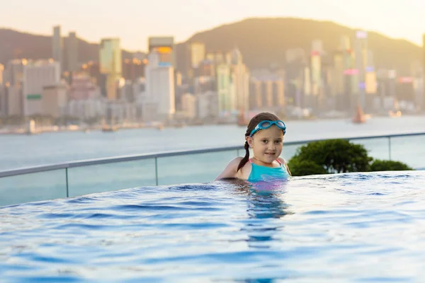 Crianças nadam na piscina do telhado de Hong Kong — Fotografia de Stock