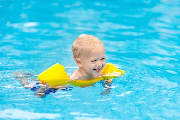 Bambino in piscina. I bambini nuotano . — Foto Stock