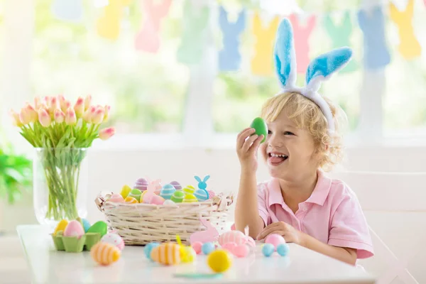 Kinderen op eieren zoeken met Pasen. Kinderen kleurstof eieren. — Stockfoto