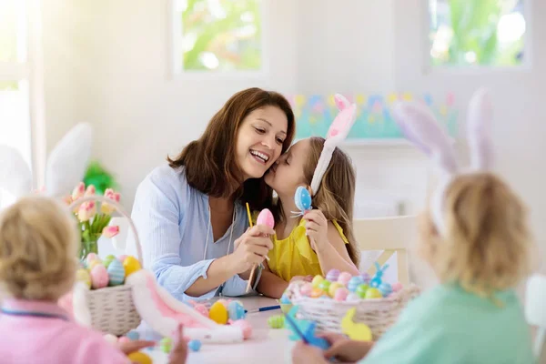 Mãe e filhos, família colorir ovos de Páscoa . — Fotografia de Stock