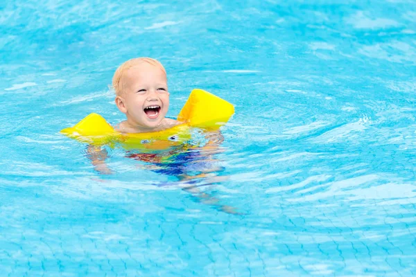 Bambino in piscina. I bambini nuotano . — Foto Stock