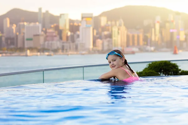 Дети плавают в бассейне на крыше Гонконга — стоковое фото
