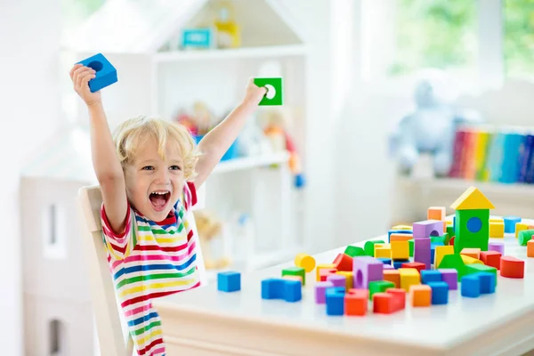Barn leksaker. Barn bygga torn av leksak block. — Stockfoto