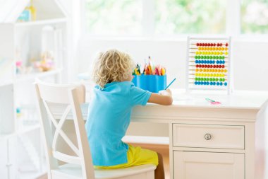 Çizim çocuk. Çocuklar boya.