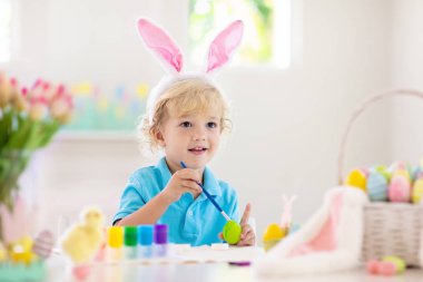 Paskalya yumurtası avı çocuklar. Çocuk yumurta boya. 