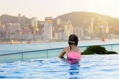 Çocuklar Hong Kong çatı üst yüzme havuzunda yüzmek
