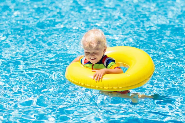 Kind in zwembad op speelgoed ring. Kinderen zwemmen. — Stockfoto