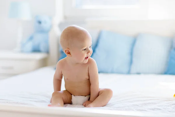 Junge auf weißem Bett — Stockfoto