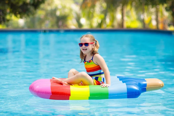 Bambino su galleggiante gonfiabile in piscina . — Foto Stock