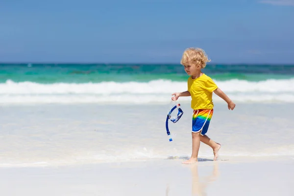 Esnórquel infantil en la playa tropical. Niños snorkel . —  Fotos de Stock