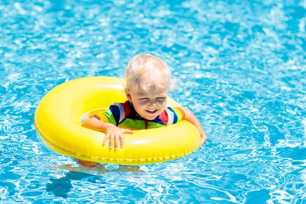 グッズ リングのプール内の子。子供水着. — ストック写真