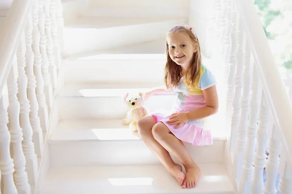 Des enfants dans les escaliers. Enfant déménageant dans une nouvelle maison . — Photo