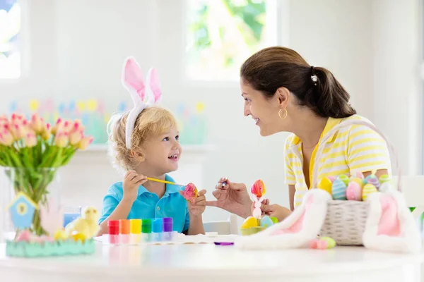 Mãe e filhos, família colorir ovos de Páscoa . — Fotografia de Stock
