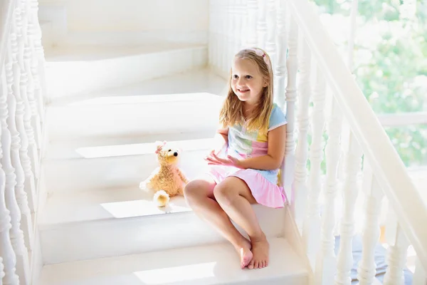 Kinderen op trappen. Kind verhuizen naar nieuw huis. — Stockfoto