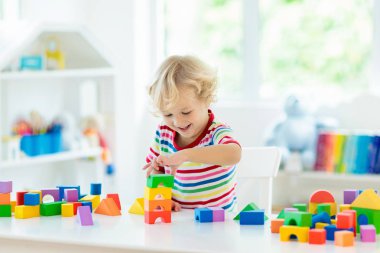 Çocuklar oyuncak. Alt yapı kule oyuncak blokların.