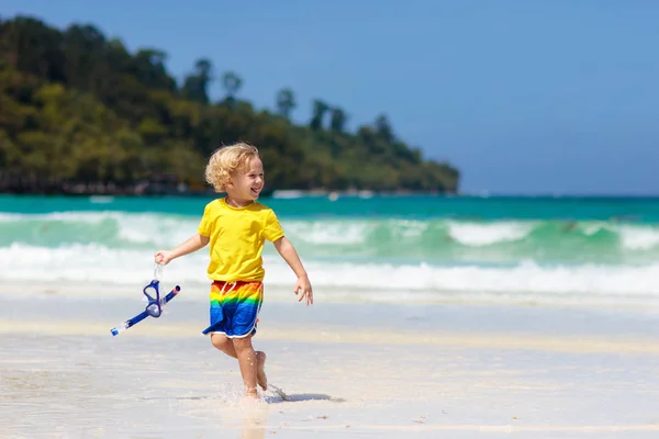 Esnórquel infantil en la playa tropical. Niños snorkel . —  Fotos de Stock