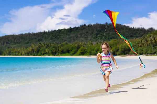 Enfant avec cerf-volant. Les enfants jouent. Vacances familiales à la plage . — Photo