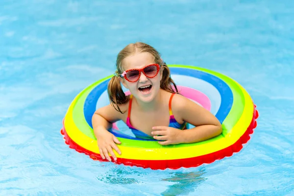 Niño en piscina en anillo de juguete. Niños nadan . — Foto de Stock