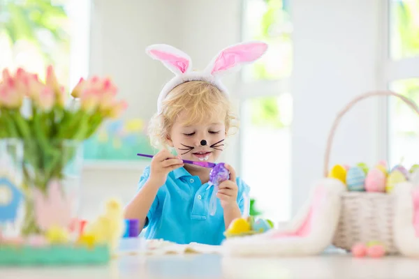 Kids on Easter egg hunt. Children dye eggs. — Stock Photo, Image