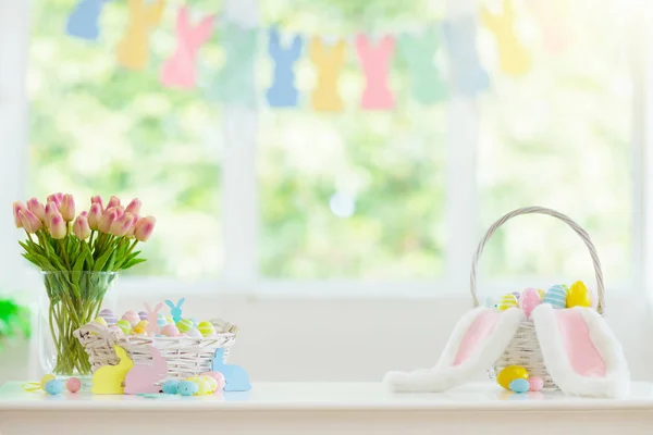 Easter home decoration. Eggs basket and bunny. — Stock Photo, Image