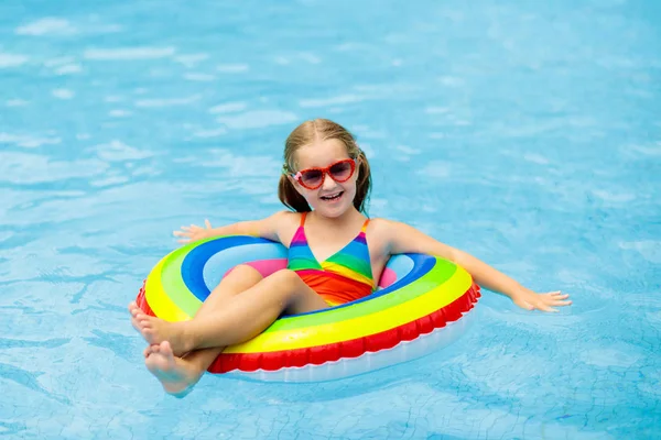 Ребенок в бассейне на игрушечном ринге. Дети плавают . — стоковое фото