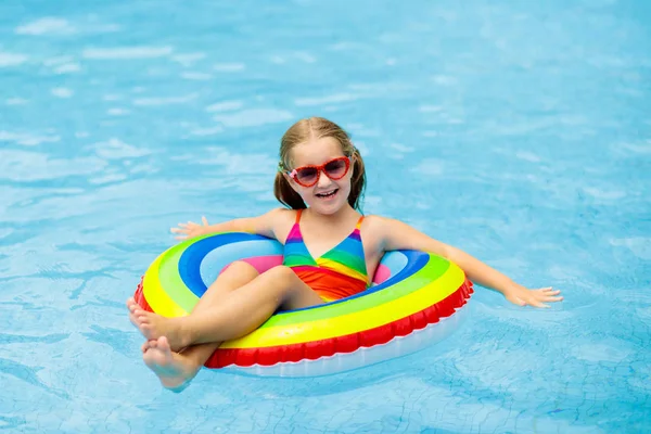 Criança na piscina no anel de brinquedo. Crianças nadam . — Fotografia de Stock