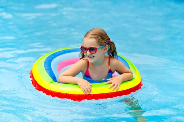 Kind in zwembad op speelgoed ring. Kinderen zwemmen. — Stockfoto