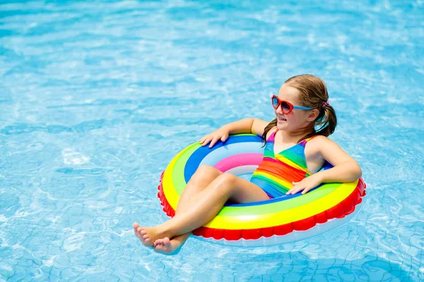 Niño en piscina en anillo de juguete. Niños nadan . — Foto de Stock