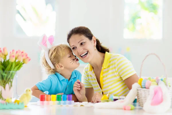 Mor och barn, familjens färga påskägg. — Stockfoto