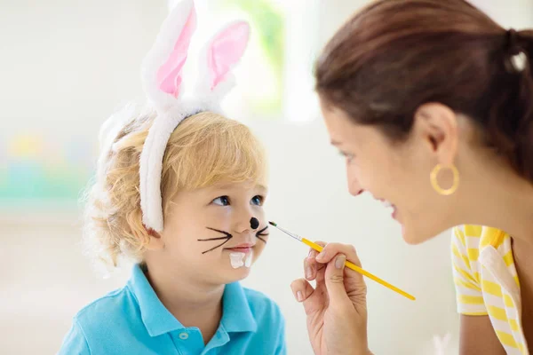 Mor och barn, familjens färga påskägg. — Stockfoto