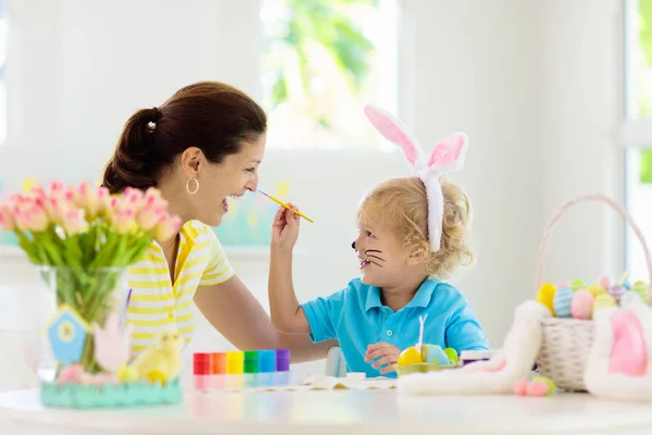 Moeder en kinderen, familie paaseieren kleuren. — Stockfoto