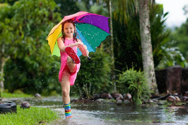 夏の雨で傘と子供します。. — ストック写真