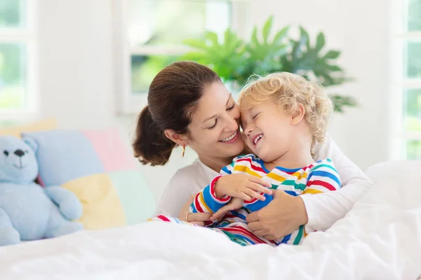 Moeder en kind in bed. Moeder en baby thuis. — Stockfoto