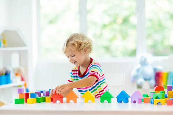 Barn leksaker. Barn bygga torn av leksak block. — Stockfoto