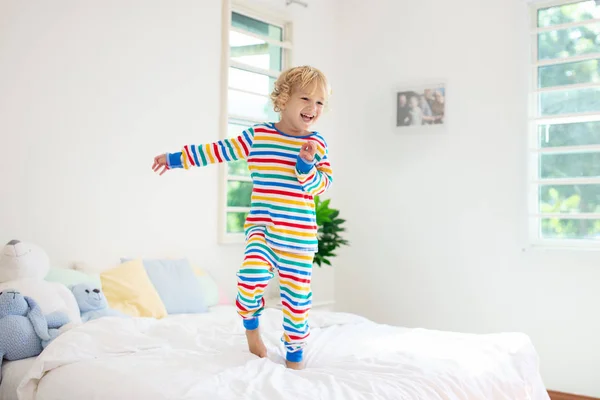 Kind spielt im Bett. Kinderzimmer. Junge zu Hause. — Stockfoto