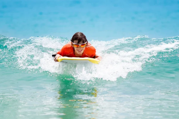 Criança a surfar na praia tropical. Surfista no oceano . — Fotografia de Stock