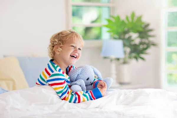 Barn som leker i sängen. Barntyger. Baby pojke hemma. — Stockfoto