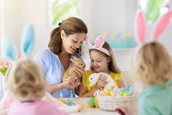 Moeder en kinderen, familie paaseieren kleuren. — Stockfoto