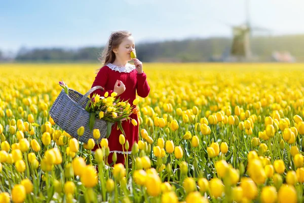 Child in yellow tulip flower field in Holland — Stock Photo, Image