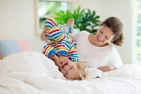Moeder en kind in bed. Moeder en baby thuis. — Stockfoto
