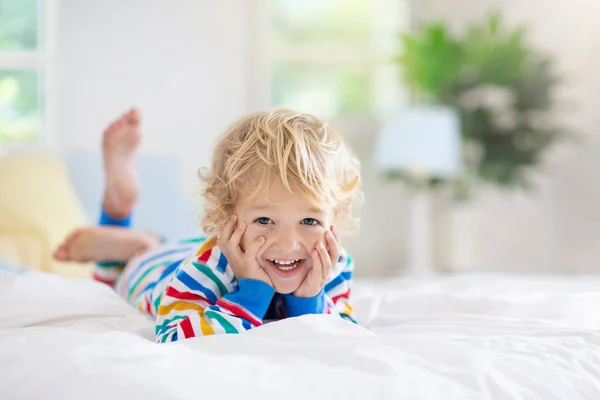Barn som leker i sängen. Barntyger. Baby pojke hemma. — Stockfoto