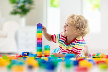 Oyuncak blokları ile oynayan çocuk. Çocuklar için oyuncaklar.