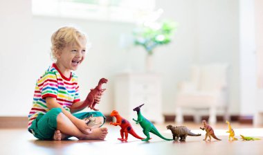 Oyuncak dinozorlar ile oynayan çocuk. Çocuklar oyuncak.