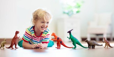 Oyuncak dinozorlar ile oynayan çocuk. Çocuklar oyuncak.