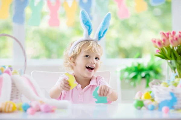 Kinder auf Ostereiersuche. Kinder färben Eier. — Stockfoto