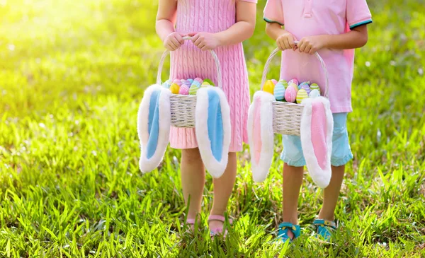 Dzieci z koszem jaj na Easter egg hunt. — Zdjęcie stockowe